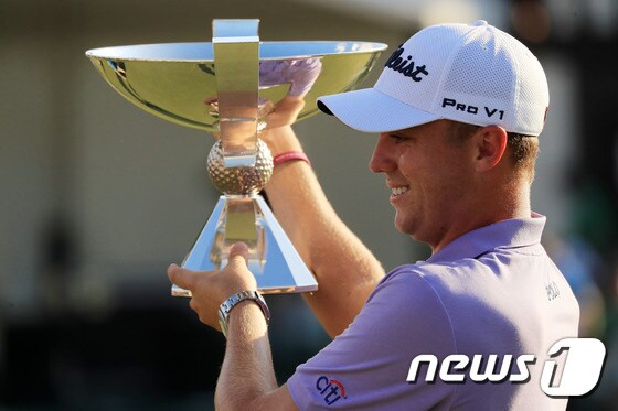 25일(한국시간) PGA 투어 챔피언십에서 준우승한 뒤 페덱스컵 우승을 확정지은 저스틴 토마스(미국)가 우승 트로피를 들어보이고 있다. © AFP=News1