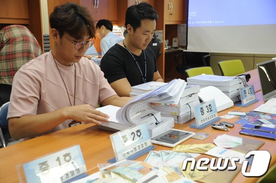 대출 사기일당에게 압수한 현금과 상품권.2017.9.26/뉴스1© News1 박슬용 기자