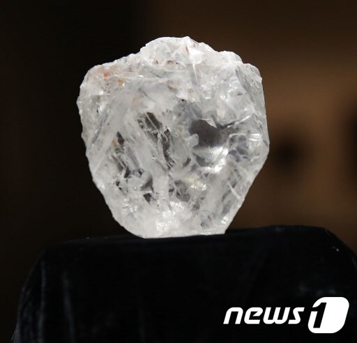 지난 100년래 발견된 가장 큰 크기의 다이아몬드 '레세디 라 로나'가 5300만달러(약 602억원)에 팔렸다. © AFP=뉴스1