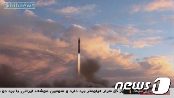 이란 혁명수비대가 지난 23일(현지시간) 신형 탄도미사알 '호람샤르' 시험발사에 성공했다고 국영 IRIB 방송이 보도했다. © AFP=뉴스1