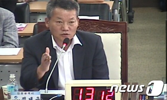 정대유 전 인천경제청 차장이 26일 열린 인천시의회 조사특위에서 답변하고 있다. © News1