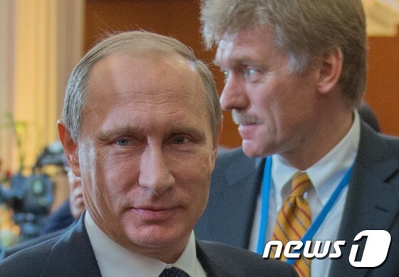 블라디미르 푸틴 러시아 대통령(왼쪽)과 드미트리 페스코프 크렘린궁 대변인. © AFP=뉴스1