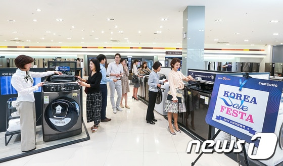 소비자들이 서울 강남구에 위치한 삼성디지털프라자 강남본점에서 코리아세일페스타를 맞아 할인판매되고 있는 가전∙IT 제품들을 살펴보고 있다.(삼성전자 제공) © News1