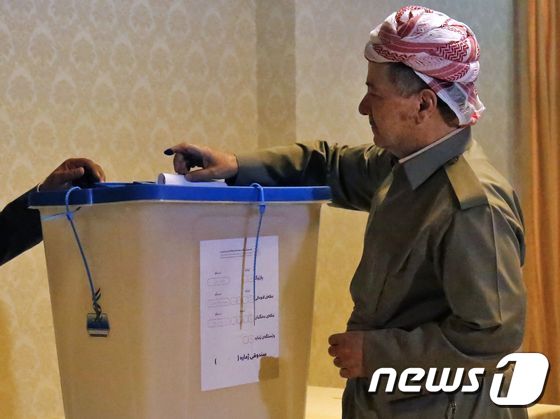 마수드 바르자니 이라크 쿠르드 자치정부 수반이 25일(현지시간) 쿠르드 자치정부의 독립 여부를 묻는 투표에 참여하고 있다. © AFP=뉴스1