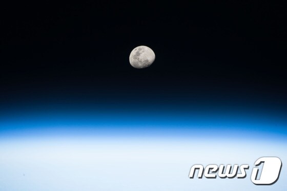 국제우주정거장(ISS)에서 촬영한 달 © AFP=뉴스1