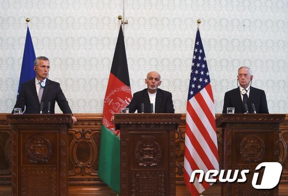 아슈라프 가니 아프가니스탄 대통령(가운데)과 제임스 매티스 미국 국방장관(오른쪽), 옌스 스톨텐베르크 나토 사무총장이 27일 아프간 수도 카불 대통령궁에서 열린 회담 뒤 공동 기자회견을 하고 있다. © AFP=뉴스1