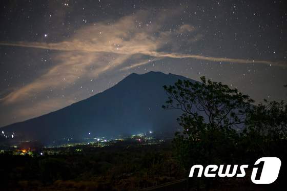 27일(현지시간) 인도네시아 발리섬 아궁산 전경. © AFP=뉴스1