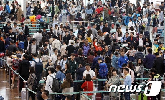 지난해 추석을 앞두고 인천국제공항 출국장이 여행객들로 붐비고 있다.  2017.9.29/뉴스1 © News1 이재명 기자