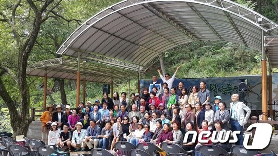 2일 '김훈과 함께 하는 소설 낭독 캠프' 참가자들이 기념사진을 찍고 있다.© News1