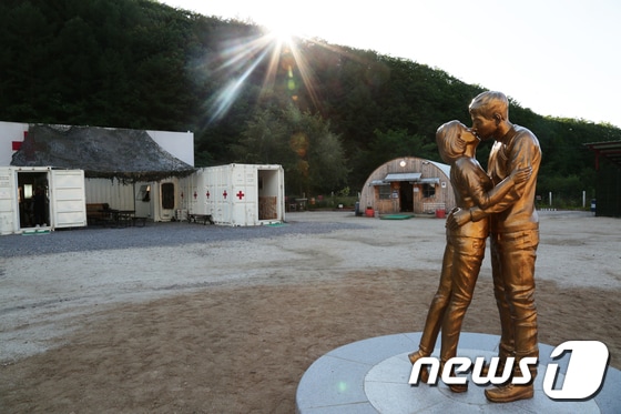 드라마 '태양의 후예' 세트장 한가운데 있는 송중기·송혜교 커플의 동상 © News1 이찬우 기자