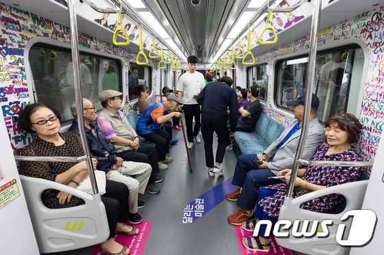 시민들이 지난 3일 서울 강북구 북한산우이역에서 신설 개통한 우이경전철을 이용하고 있다.  2017.9.3/뉴스1 © News1 유승관 기자