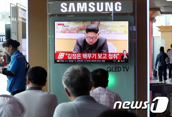 지난 3일 서울역에서 시민들이 북한 조선중앙TV의 6차 핵실험 보도를 바라보고 있다.  2017.9.3/뉴스1 © News1 박세연 기자