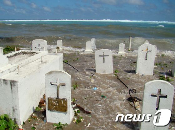 높은 파도에 휩쓸려 숨진 남태평양 국가 마셜제도의 주민 무덤. © AFP=뉴스1