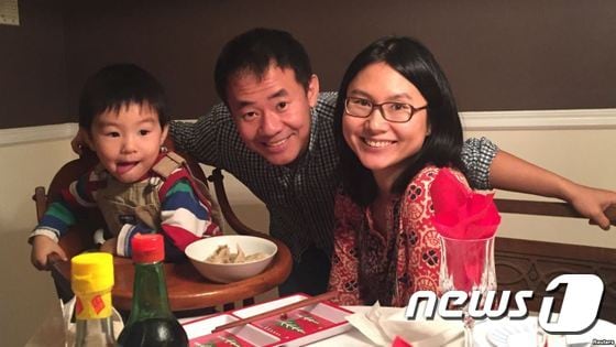 간첩혐의로 3일(현지시간)  징역 10년형을 선고받은 중국계 미국인 왕시웨(가운데)와 그의 가족. (BBC갈무리) © News1