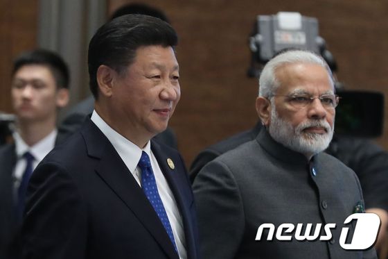 시진핑 중국 주석과 나렌드라 모디 인도 총리가  브릭스 정상회의에 참석하고 있는 모습  © AFP=뉴스1 © News1 자료사진