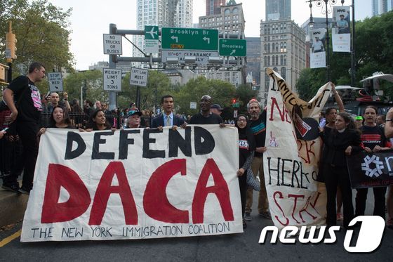 5일(현지시간) 도널드 트럼프 미국 대통령이 청년 불법체류자 추방 유예 프로그램 '다카'(DACA)를 폐지하기로 결정하자 뉴욕에서 반대 시위가 벌어지고 있다. © AFP=뉴스1
