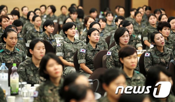 지난해 9월 6일 서울 국방부 국방컨벤션에서 열린 여군창설 67주년 기념식에 여군들이 참석하고 있다. 2017.9.6/뉴스1 © News1 박지혜 기자