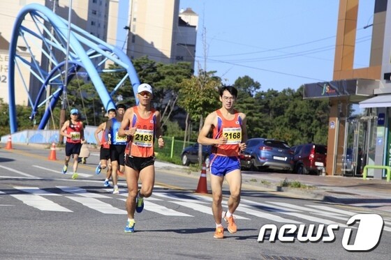 지난해 열린 제4회 김포한강 평화 마라톤에 출전한 선수들.© News1