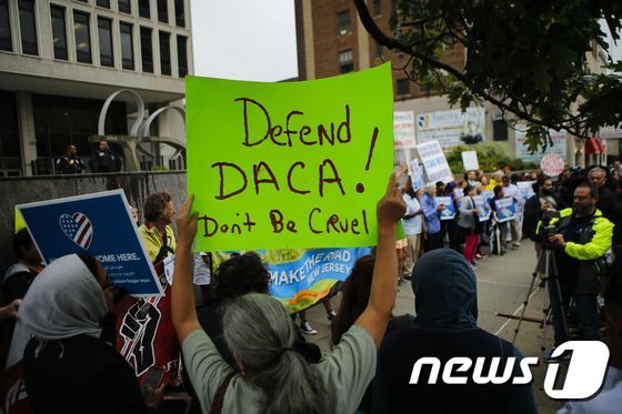 불체자 청년 추방 유예 프로그램(DACA) 폐기에 반대하는 시위가 6일(현지시간) 뉴저지 뉴왁에서 벌어지고 있다.  © AFP=뉴스1