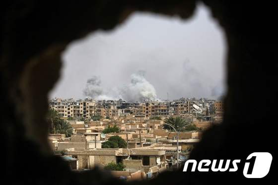 공습을 받고 있는 시리아  라카. © AFP=뉴스1