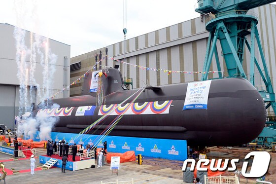 7일 현대중공업 울산 본사에서 214급(1800톤급) 최신예 잠수함 '신돌석함' 진수식이 열리고 있다.  (해군본부 제공) 2017.9.7/뉴스1