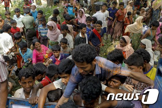 미얀마-방글라데시 국경을 넘어 피난 중인 로힝야족. © AFP=뉴스1