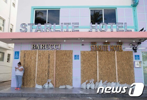 허리케인 어마의 습격을 대비해 건물에 판자를 덧댄 미국 플로리다주(州) 주민. © AFP=뉴스1