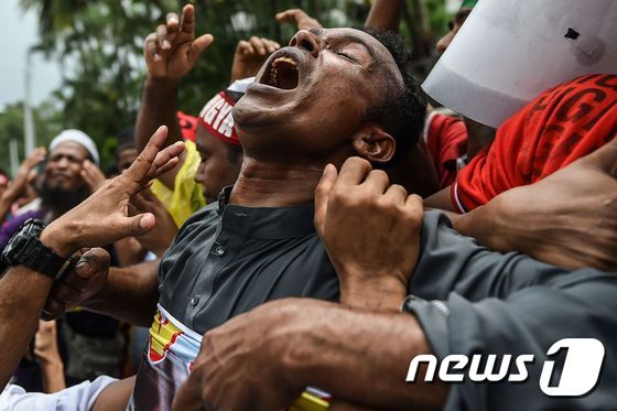 8일(현지시간) 말레이시아 쿠알라룸프르 미얀마 대사관 앞에서 로힝야족 탄압을 규탄하는 시위가 열리고 있다. © AFP=뉴스1