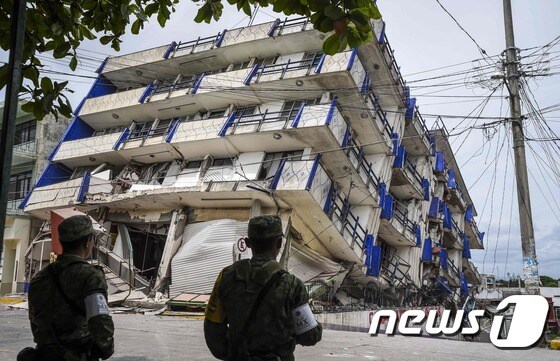멕시코 최대 규모 지진으로 붕괴한 오악사카주 호텔.© AFP=뉴스1