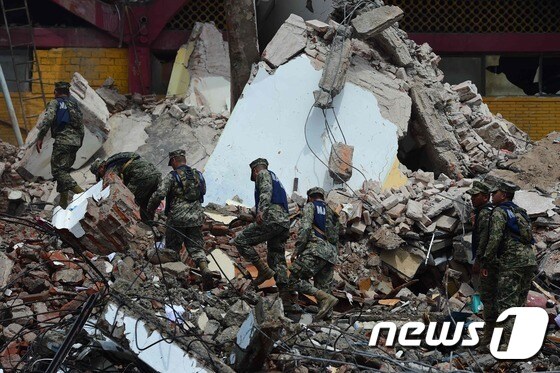 지진으로 무너진 건물 더미에서 생존자 수색에 나선 군인들.© AFP=뉴스1