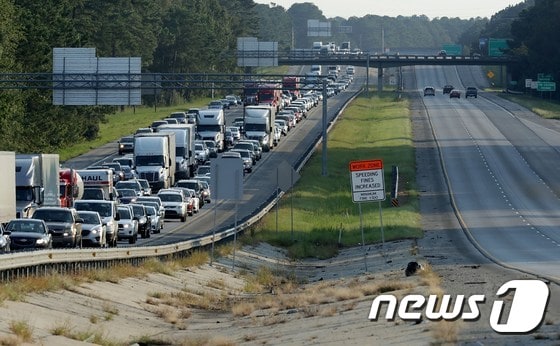 플로리다주 주민들이 '어마'를 피해 대피 중이다. 진행 경로인 남부를 피해, 북쪽으로 향하는 도로만 꽉찬 모습이 인상적이다. © AFP=뉴스1