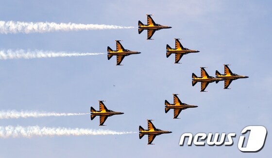 공군사관학교 상공을 날고 있는 공군 특수비행팀 '블랙이글스'. © News1 김용빈 기자
