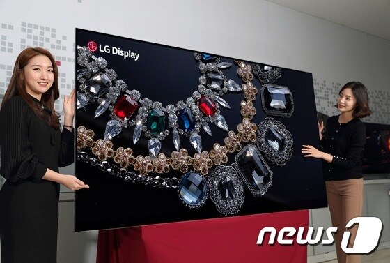 LG디스플레이가 지난 1월 세계 최초로 개발한 8K 화질의 88인치 유기발광다이오드(OLED) 디스플레이(LG디스플레이 제공)/뉴스1 © News1