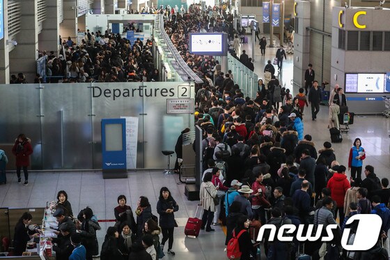 인천국제공항 출국장이 여행객들로 붐비는 모습. 2018.1.10/뉴스1 © News1