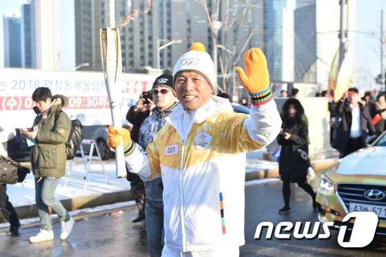 평창올림픽 성화 인천 봉송 첫 주자인 강인덕 인천시체육회장.(사진=인천시)© News1