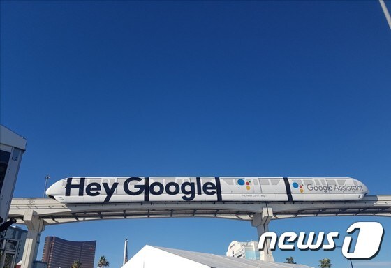 10일(현지시간) 미국 라스베이거스에서 열리고 있는 'CES2018'에 처음 참가한 구글이 라스베이거스 시내 모노레일에 부착한 광고. © News1 장은지 기자