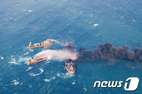 1월10일 (현지시간) 한국으로 향하다 중국 동중국해에서 침몰한 이란 유조선 '산치호'의 불을 끄기위해 중국 보급선들이 물을 뿌리고 있다. © AFP=뉴스1 © News1 우동명 기자