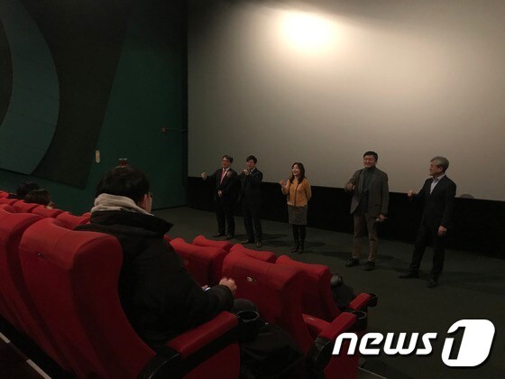 성균관대 87동기회는 11일 성균관대 캠퍼스가 위치한 서울 대학로의 한 영화관에서 영화 '1987'을 상영하는 행사를 열었다. © News1