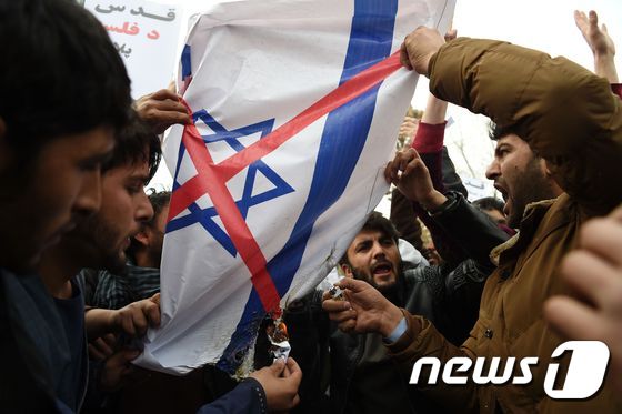 도널드 트럼프 미구 대통령의 '예루살렘 수도 선언'에 반발하는 시위대들. © AFP=뉴스1
