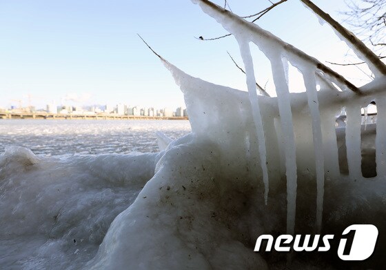 전국 대부분 지역에 매서운 추위가 이어지고 있는 12일 오전 서울 영등포구 여의도 주변 한강이 얼어 있다.2018.1.12/뉴스1 © News1 이재명 기자