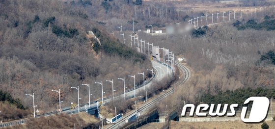 강원도 고성 통일전망대에서 북한으로 이어진 동해선. /뉴스1 © News1 고재교 기자