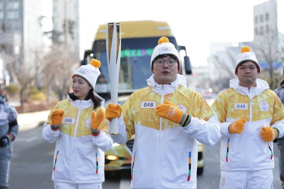 제천 화재로 성화봉송이 취소됐던 주자들이 뒤늦게 인천에서 성화 주자로 나섰다. (평창 조직위 제공). © News1