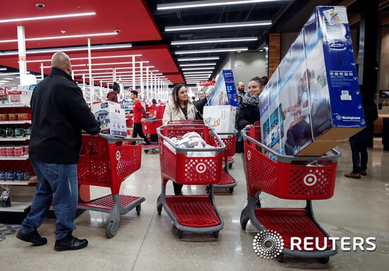 미국 시카고 타깃 매장에서 쇼핑을 하고 있는 소비자들 © 로이터=뉴스1