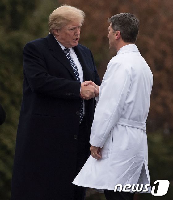 도널드 트럼프 미 대통령은 백악관 주치의 로니 잭슨 박사의 도움 아래 매릴랜드 월터 리드 국립 군 의학센터에서 12일 건강검진을 받았다.  © AFP=뉴스1