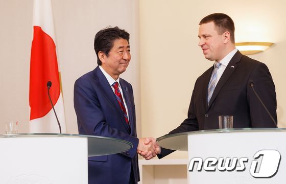 12일 에스토니아에 방문한 아베 신조 일본 총리(왼쪽)와 위리 라타스 에스토니아 총리  © AFP=뉴스1