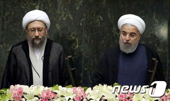 하산 로하니 이란 대통령(오른쪽)과 사법부 수장 사데크 라리자니© AFP=뉴스1