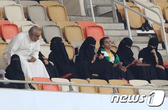 사우디 남서부 제다 축기경기장에 여성들이 경기를 관람하려 모여 앉은 모습. 기존에 여성들은 외부에서 경기 관람이 불허됐으나 지난 해 10월 정부가 이 제한을 해제했다. 하지만 여전히 남여 관람석은 구분되어 있고 오직 가족인 남성만이 함께 앉을 수 있다.© AFP=뉴스1