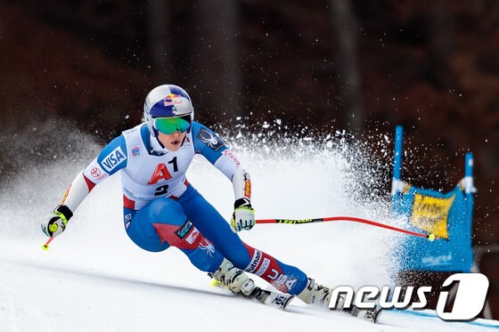 스키 여제 린지 본이  오스트리아에서 열린 2017-18 국제스키연맹(FIS) 월드컵 알파인 슈퍼대회전에 출전하고 있다. © AFP=News1