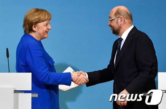  메르켈 총리(왼쪽)와 마틴 슐츠 사회민주당(SPD) 대표는 12일 대연정 예비협상안을 타결했다. © AFP=뉴스1