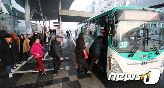15일 오전 경기도 수원시 수원역버스환승센터에서 시민들이 버스를 타고 출근을 하고 있다. . 2018.1.15/뉴스1 © News1 오장환  기자